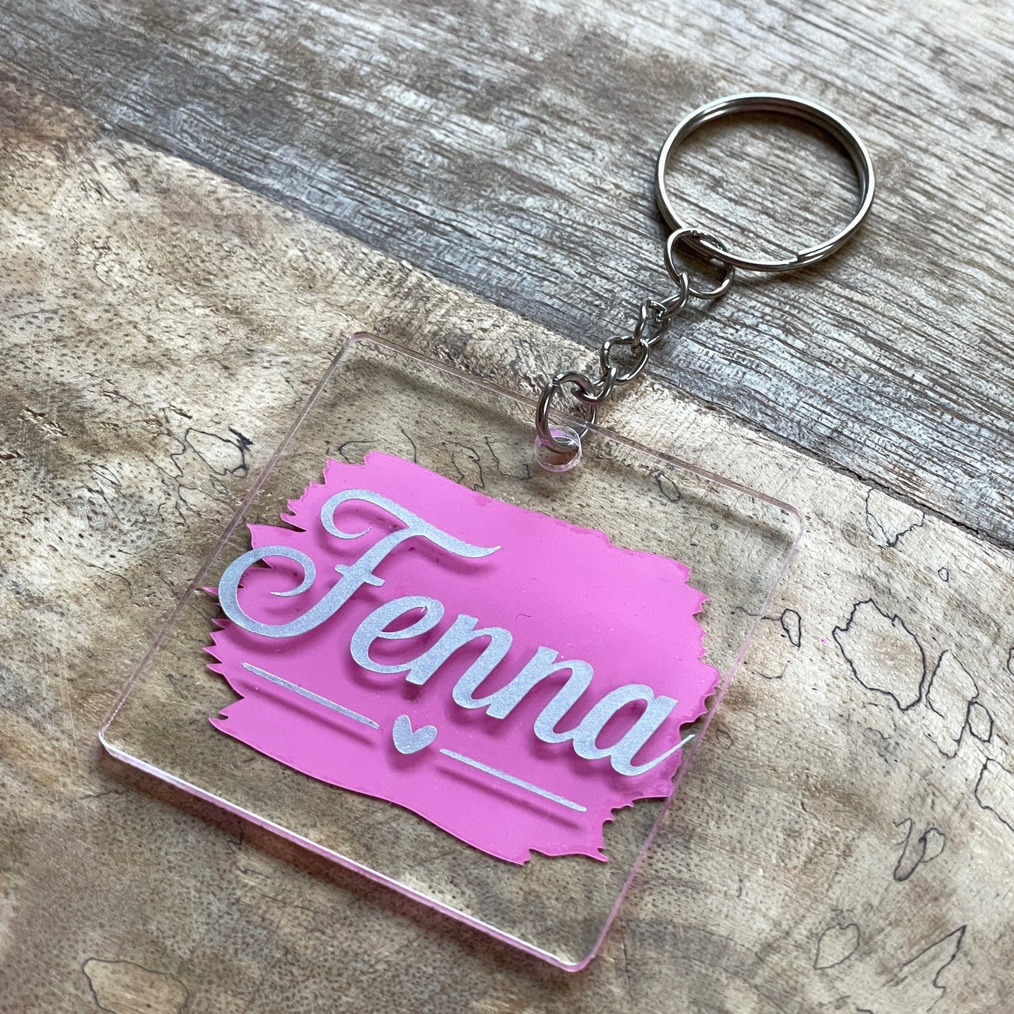 Gepersonaliseerde sleutelhanger met je eigen naam en streep met hartje