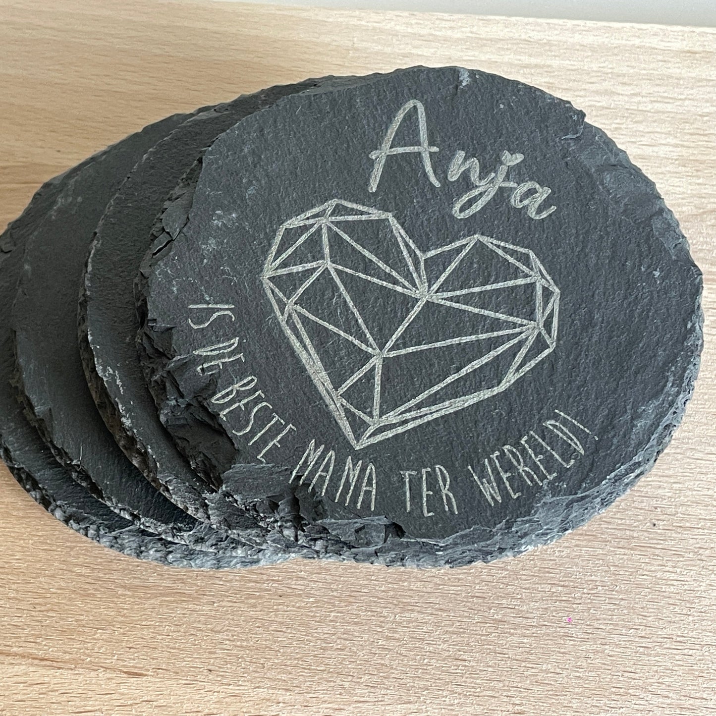 Gepersonaliseerde leisteen onderzetter met de naam van je moeder gegraveerd, een hart en de tekst: "is de beste mama ter wereld!'