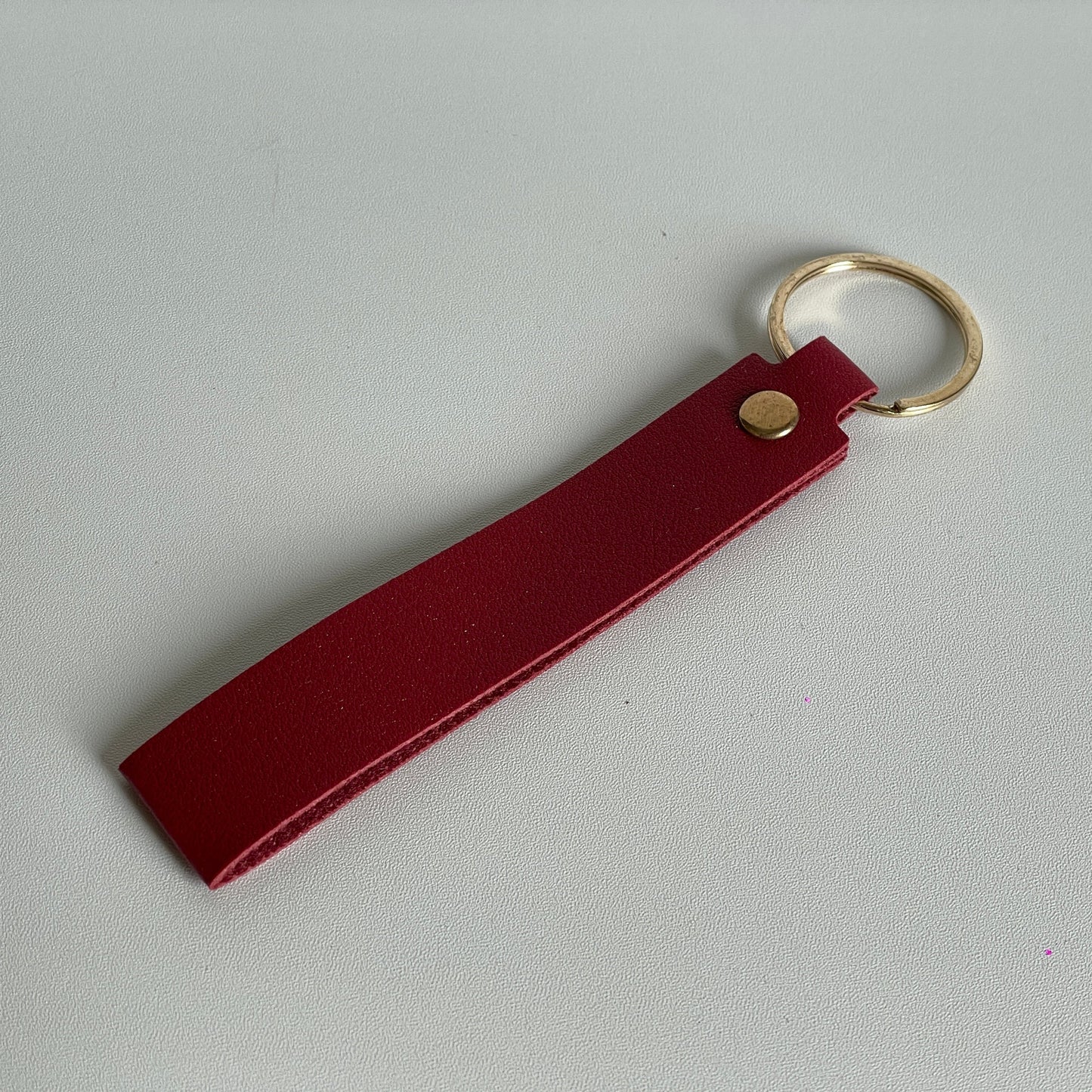 Donkerrode PU leren strap voor aan je sleutelhanger