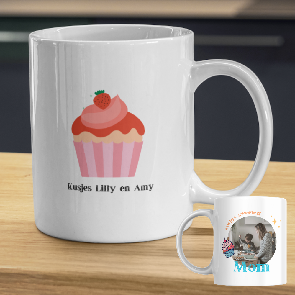 Op de achterkant van de mok staat een cupcake met daaronder: kusjes en dan je naam of jullie namen