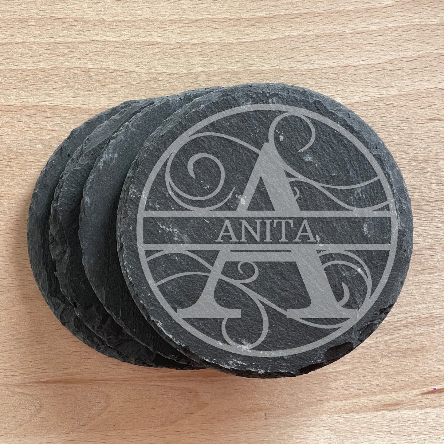 Leisteen onderzetter gegraveerd met de letter A en de naam Anita (ook jouw naam is mogelijk)