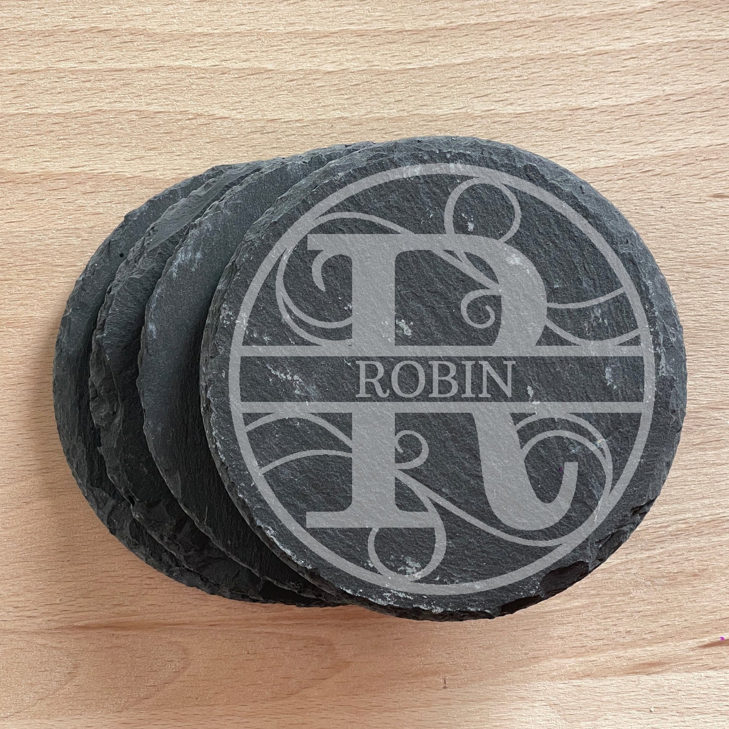 Leisteen met sierlijk de letter R en de naam Robin (ook jou naam kan gegraveerd worden!)