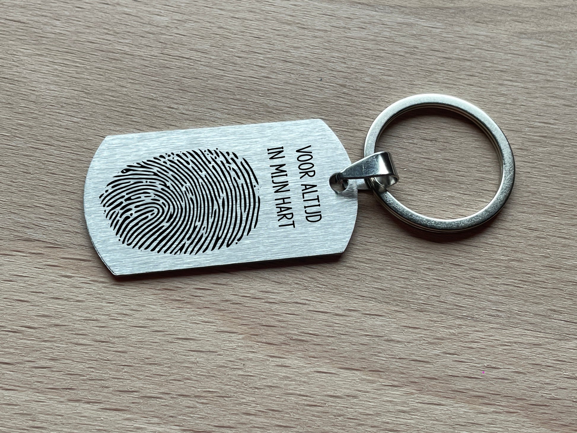 Vingerafdruk gegraveerd op sleutelhanger met de tekst 'Voor altijd in mijn hart"