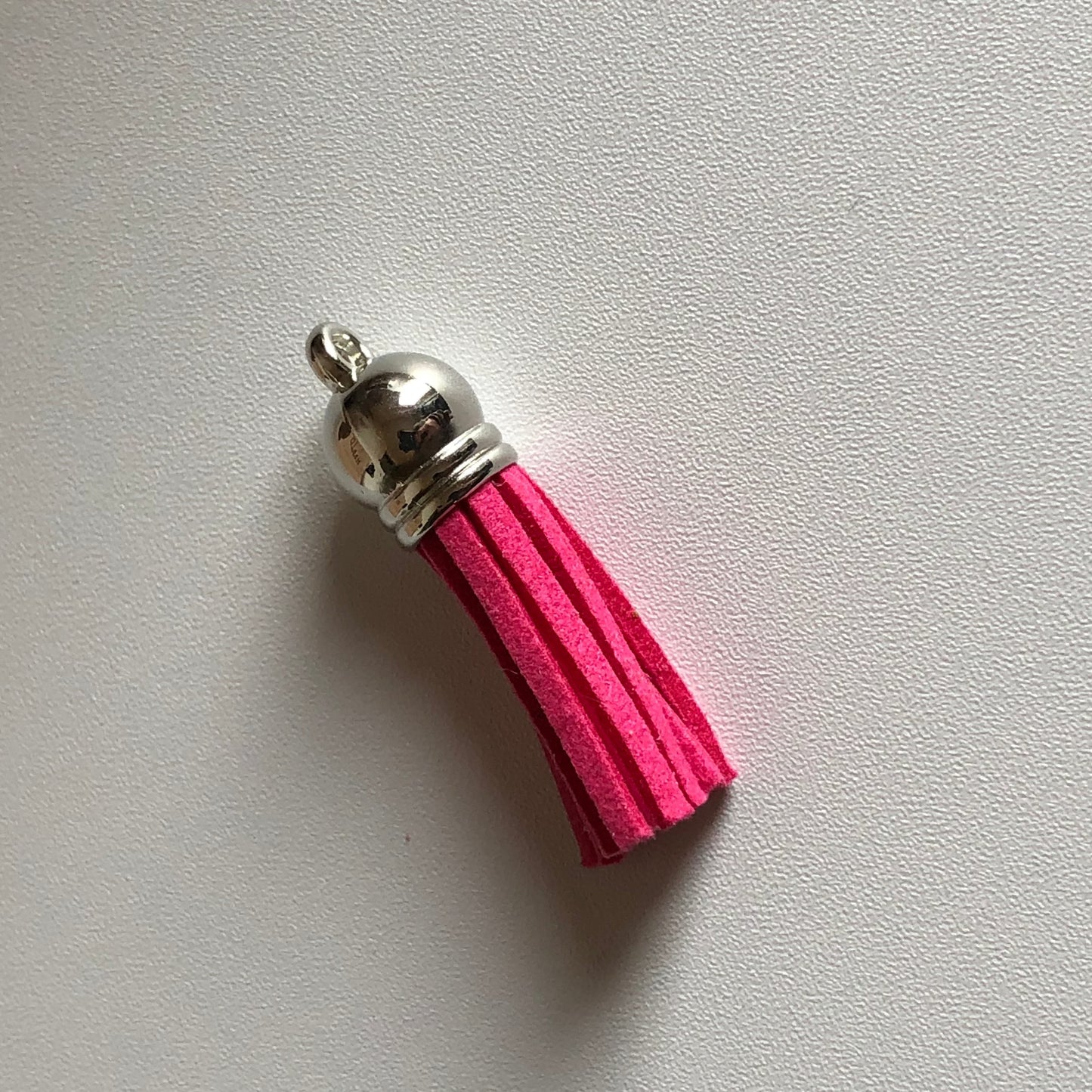 Donker roze tassel voor aan sleutelhanger