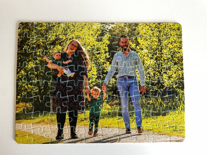 Wandelend gezin op puzzel