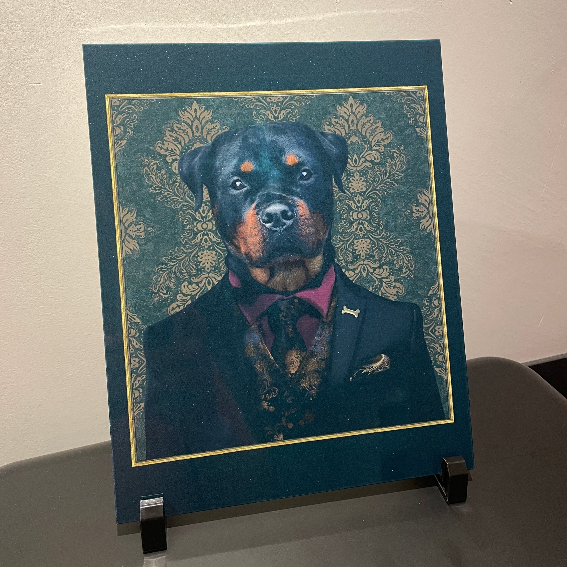 Dit specifieke product is een foto van een rottweiler bedrukt op een aluminium plaatje. 