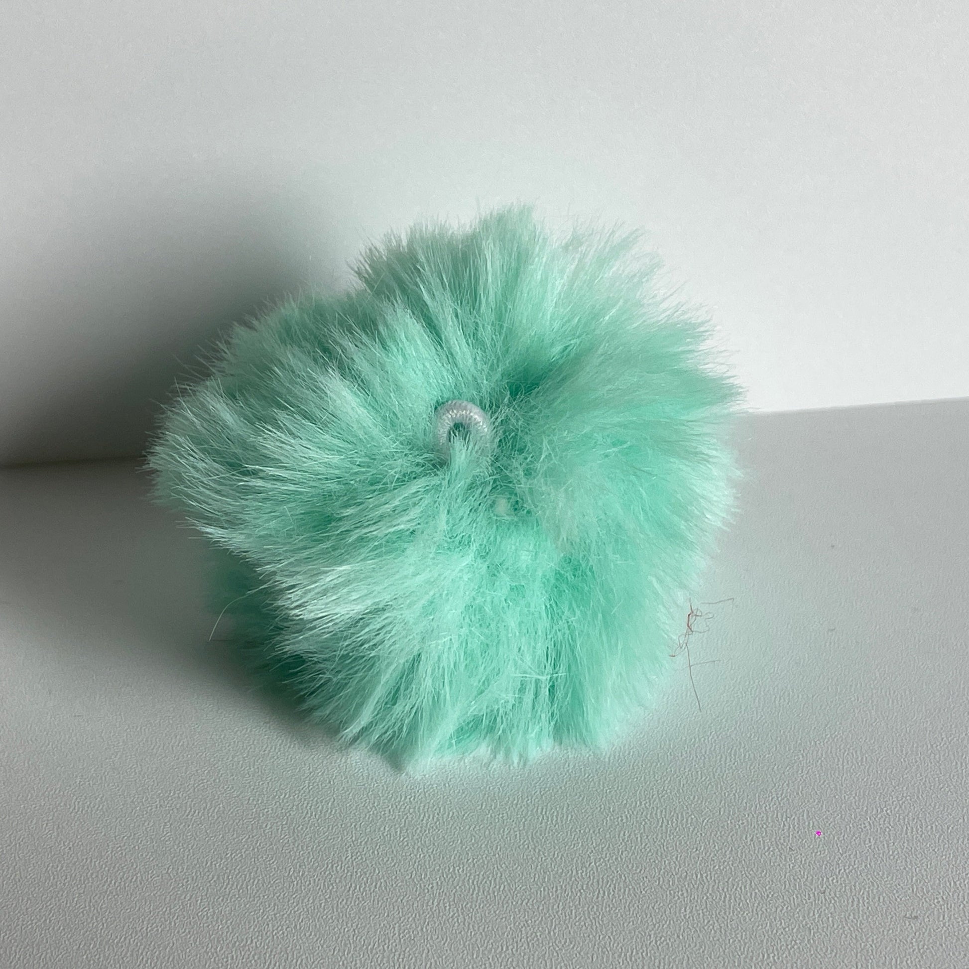 Lichtgroene pompom voor aan je sleutelhanger