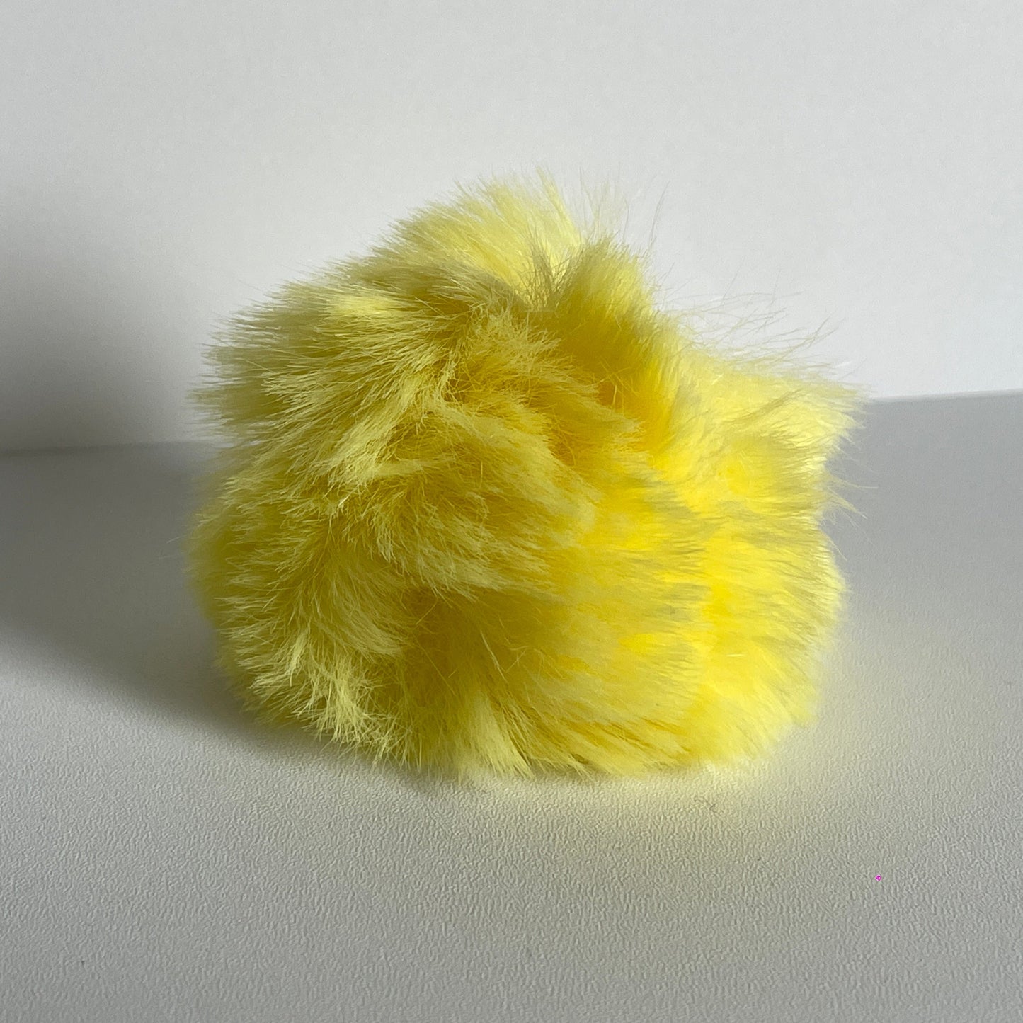 Gele pompom voor aan je sleutelhanger