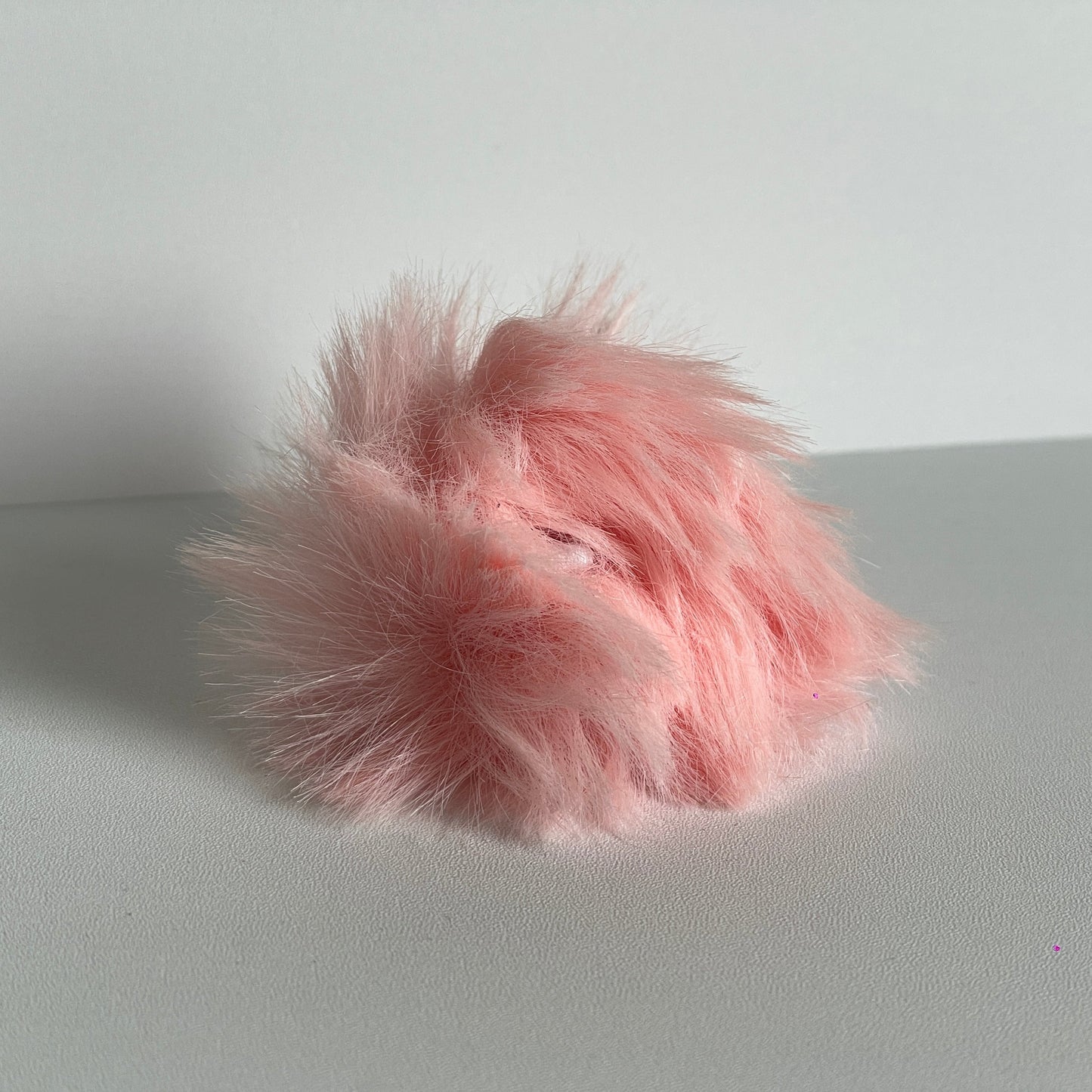 Flamingokleurige pompom voor aan je sleutelhanger