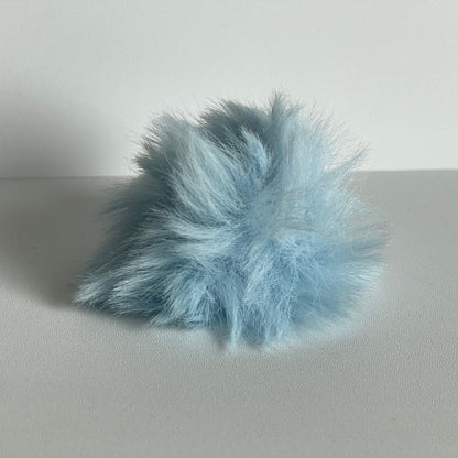 Aqua kleurige pompom voor aan je sleutelhanger