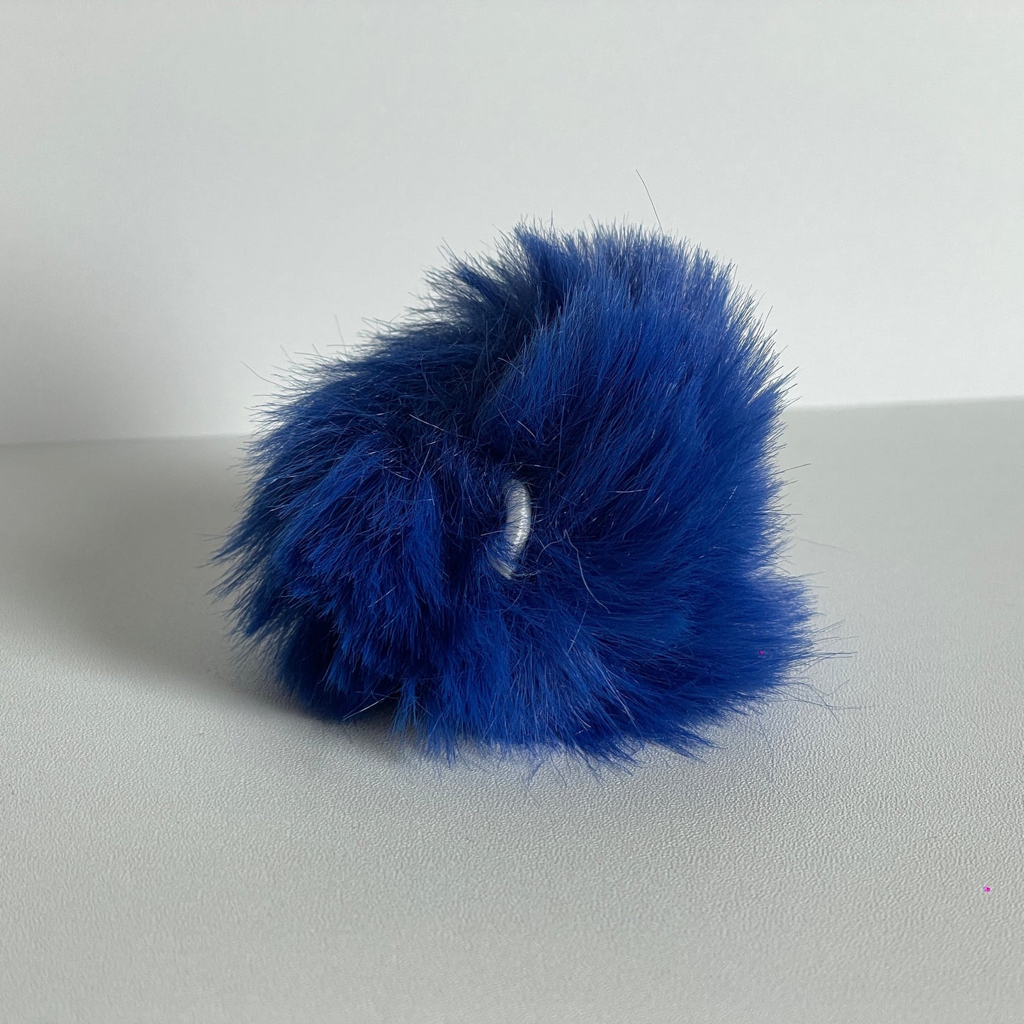 Blauwe pompom voor aan je sleutelhanger