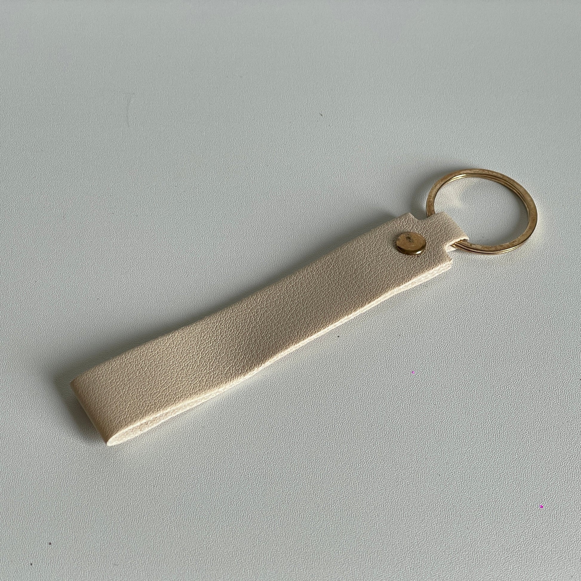 Creme  PU leren strap voor aan je sleutelhanger